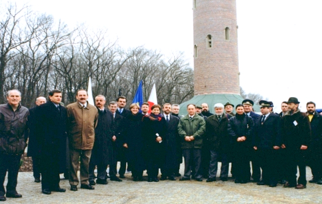 Fot&#x2e;&#x20;Rok&#x20;2000&#x2e;&#x20;Zakończenie&#x20;kolejnego&#x20;etapu&#x20;projektu&#x20;EUROLAS&#x20;–&#x20;uroczysty&#x20;odbiór&#x20;pojazdów&#x20;do&#x20;szybkiego&#x20;reagowania&#x2e;&#x20;W&#x20;tle&#x20;murowana&#x20;wieża&#x20;wybudowana&#x20;ze&#x20;środków&#x20;PHARE&#x20;CBC&#x2e;