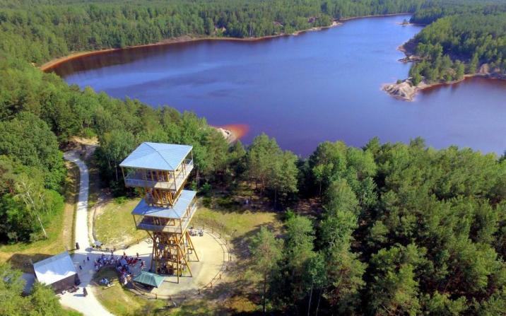 Wieża&#x20;widokowa&#x20;na&#x20;trasie&#x20;geoturystycznej&#x20;„Dawna&#x20;Kopalnia&#x20;Babina”&#x2c;&#x20;która&#x20;powstała&#x20;dzięki&#x20;staraniom&#x20;Nadleśnictwa&#x20;Lipinki&#x20;już&#x20;od&#x20;niemal&#x20;8&#x20;lat&#x20;służy&#x20;turystom&#x20;odwiedzającym&#x20;Geopark&#x20;Łuk&#x20;Mużakowa