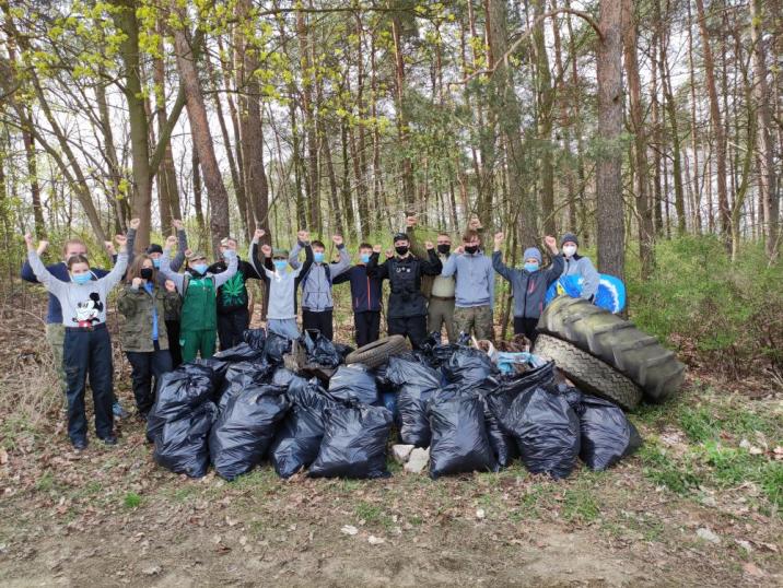 Niechlubny&#x20;&#x22;dar&#x22;&#x20;z&#x20;lesnej&#x20;enklawy&#x20;z&#x20;bohaterską&#x20;drużyną&#x20;w&#x20;tle&#x20;&#x2f;&#x20;fot&#x2e;&#x20;Michał&#x20;Sczepaniak&#x2c;&#x20;Nadleśnictwo&#x20;Lipinki