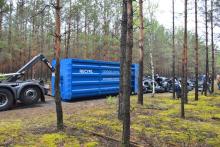 Około 700 sztuk porzuconych w lesie opon zostało zabranych do recyklingu