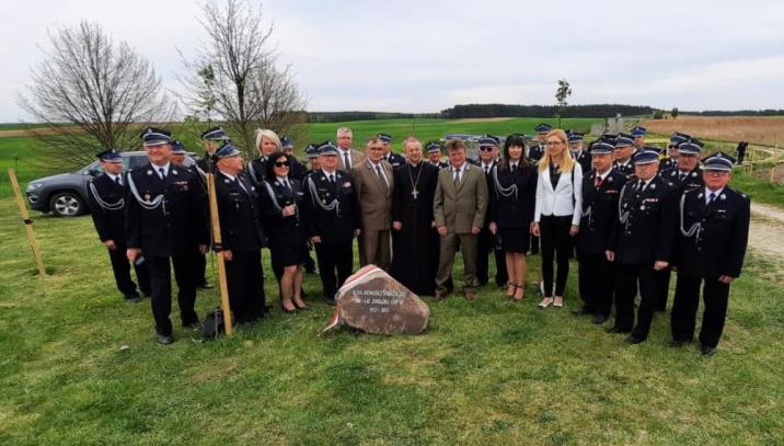 Uczestnicy&#x20;jubileuszowego&#x20;sadzenia&#x20;alei&#x20;jarzębów&#x20;w&#x20;Rokitnie&#x2f;&#x20;fot&#x2e;&#x20;archirum&#x20;RDLP&#x20;w&#x20;Szczecinie