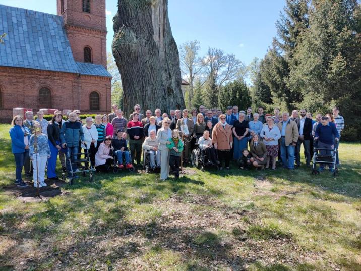 Uczestnicy&#x20;drugiej&#x20;edycji&#x20;akcji&#x20;&#x22;Łączą&#x20;nas&#x20;drzewa&#x22;&#x2c;&#x20;którzy&#x20;posadzili&#x20;potomków&#x20;Debu&#x20;Chrobry&#x20;na&#x20;terenie&#x20;parafii&#x20;pw&#x2e;&#x20;Matki&#x20;Bożej&#x20;Różańscowej&#x20;w&#x20;Toporowie&#x20;&#x2f;&#x20;fot&#x2e;&#x20;Sławomir&#x20;Bąk