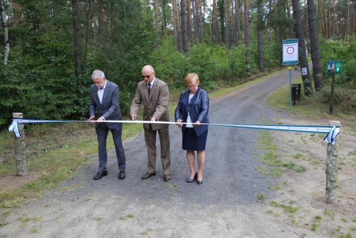 Symboliczne&#x20;przecięcie&#x20;wstęgi&#x20;otwierającej&#x20;wybudowany&#x20;w&#x20;ramach&#x20;projektu&#x20;fragment&#x20;ścieżki&#x20;rowerowej&#x2f;&#x20;fot&#x2e;&#x20;Jakub&#x20;Kremer