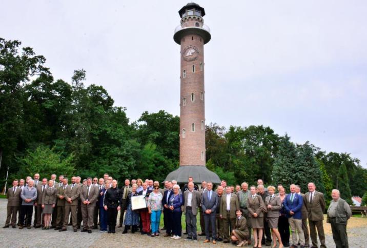 Zdjęcie&#x20;grupowe&#x20;uczesników&#x20;konferencji&#x20;&#x22;Na&#x20;straży&#x20;lasów&#x20;-&#x20;40&#x20;lat&#x20;po&#x20;wielkim&#x20;pożarze&#x22;&#x20;w&#x20;Nadleśnictwie&#x20;Lubsko&#x2f;&#x20;fot&#x2e;&#x20;Paweł&#x20;Mrowiński