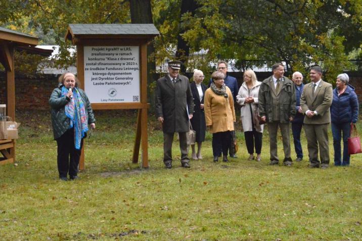 Uroczyste&#x20;otwarcie&#x20;nowej&#x20;infrastruktury&#x20;na&#x20;terenie&#x20;szkoły&#x20;w&#x20;Brodach&#x20;w&#x20;ramach&#x20;konkursu&#x20;Lasów&#x20;Państwowych&#x20;&#x22;Klasa&#x20;z&#x20;drewna&#x22;&#x2c;&#x20;27&#x2e;10&#x2e;2023&#x20;r&#x2e;&#x2f;&#x20;fot&#x2e;&#x20;Paweł&#x20;Mrowiński