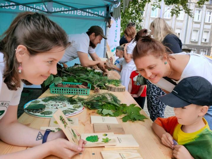 Zajęcia&#x20;edukacyjne&#x20;i&#x20;animacje&#x20;dla&#x20;uczestników&#x20;wydarzenia&#x20;w&#x20;Leśnej&#x20;Osadzie&#x2c;&#x20;zorganizowanej&#x20;przez&#x20;leśników&#x20;&#x2f;&#x20;fot&#x2e;&#x20;Ewelina&#x20;Fabianczyk